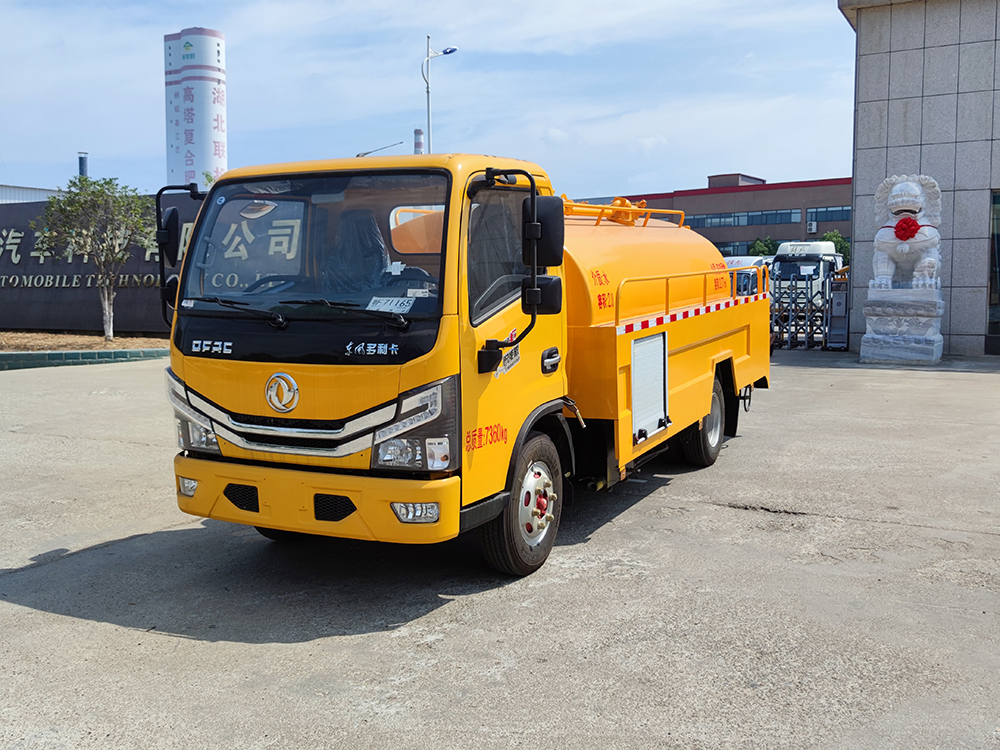 東風(fēng)小多利卡4.77方清洗吸污車(chē)